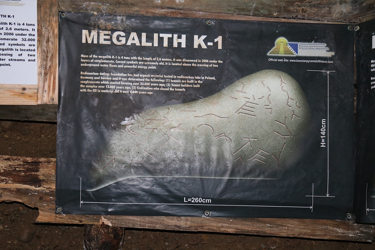 Megalit K-1 v tunelech Ravne