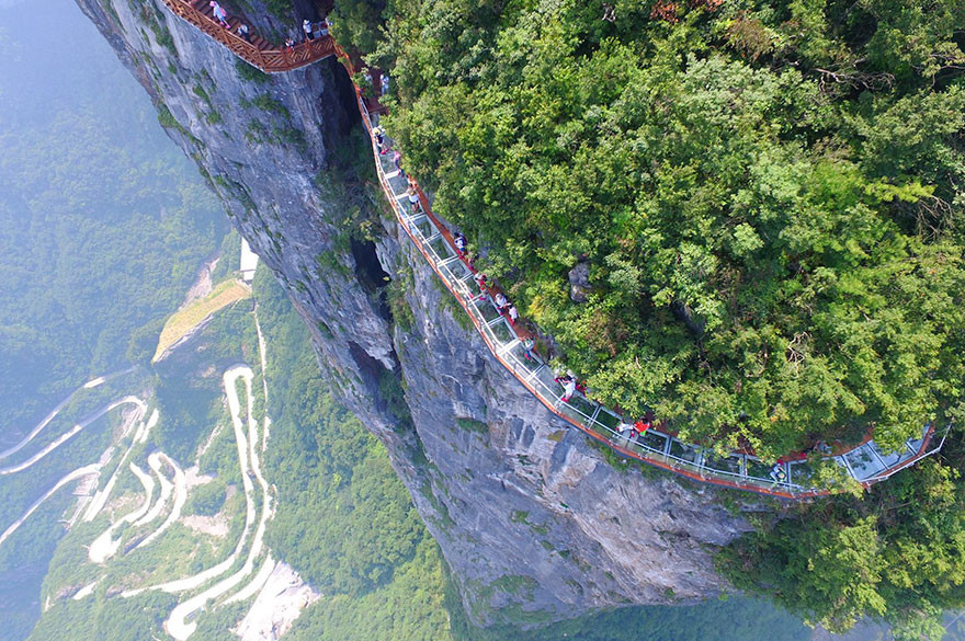 Skleněné stezky odvahy v čínském pohoří Tianmen